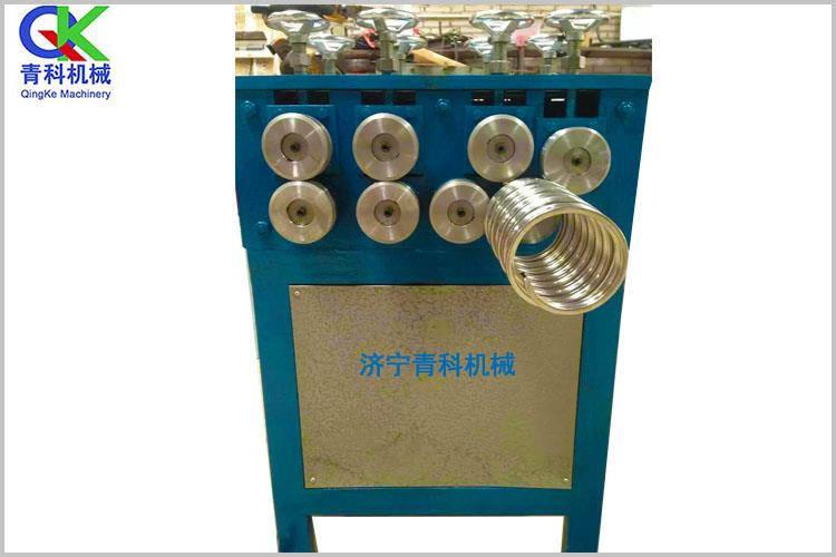 盤(pán)管機(jī)是要求壓出不同形態(tài)的管材，而管材對(duì)于不同形狀的要求就需要盤(pán)管機(jī)具有盤(pán)管機(jī)技術(shù)在不短更新改進(jìn)